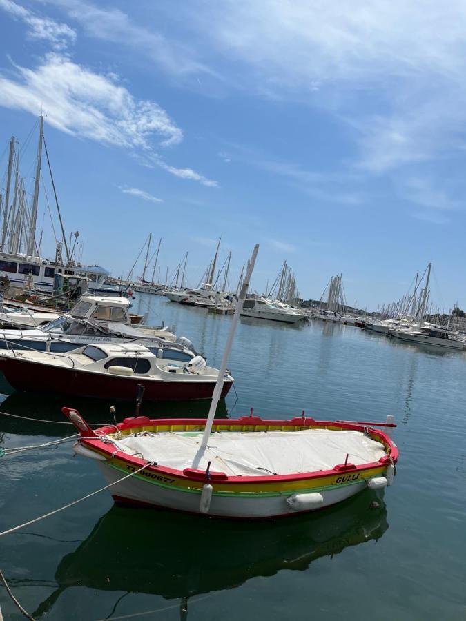 A Pied Du Port De Bandol Et De Sa Plage Luaran gambar